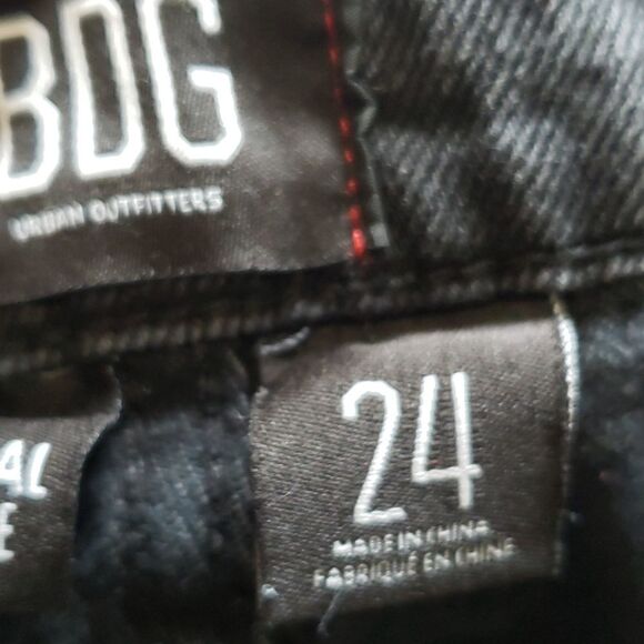 Black Distressed Jean short - Picture 4 of 4